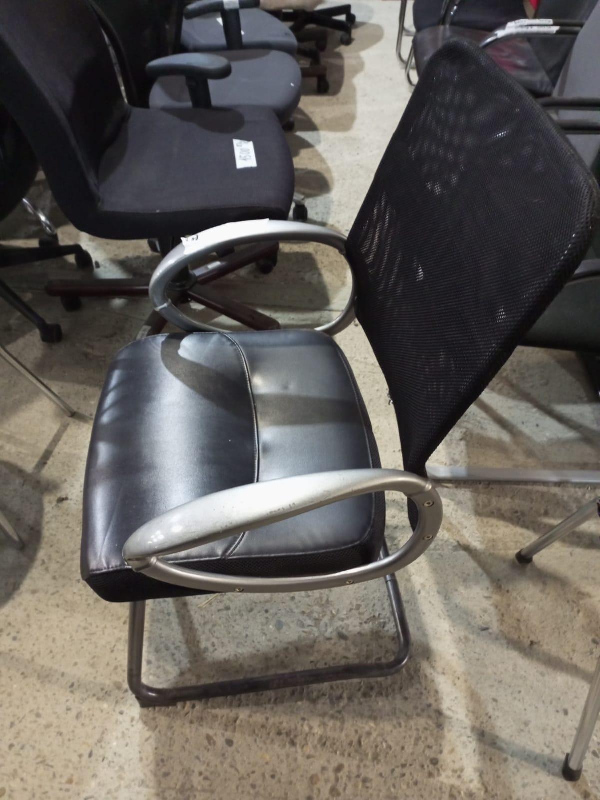 Кресло посетителя на полозьях металл, спинка сетка черная, подлокотники пластик серый, б/у